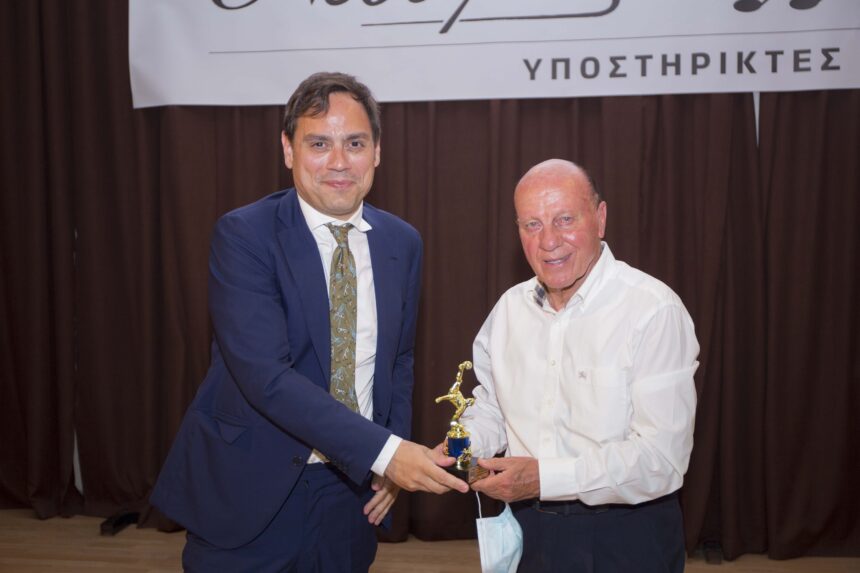 Μια μεγάλη ποδοσφαιρική βραδιά: Ο Δήμος βράβευσε τον Μίμη Δομάζο και παλαίμαχους Χαϊδαριώτες 1