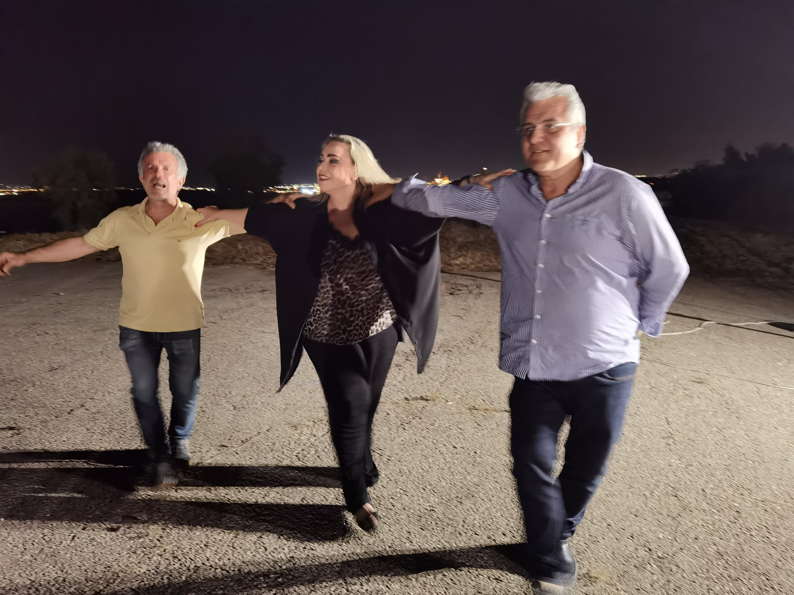 Γλέντι σε μια άγνωστη παραλία, 25 λεπτά από την Πλατεία Συντάγματος 14 Γλέντι σε μια άγνωστη παραλία, 25 λεπτά από την Πλατεία Συντάγματος 13