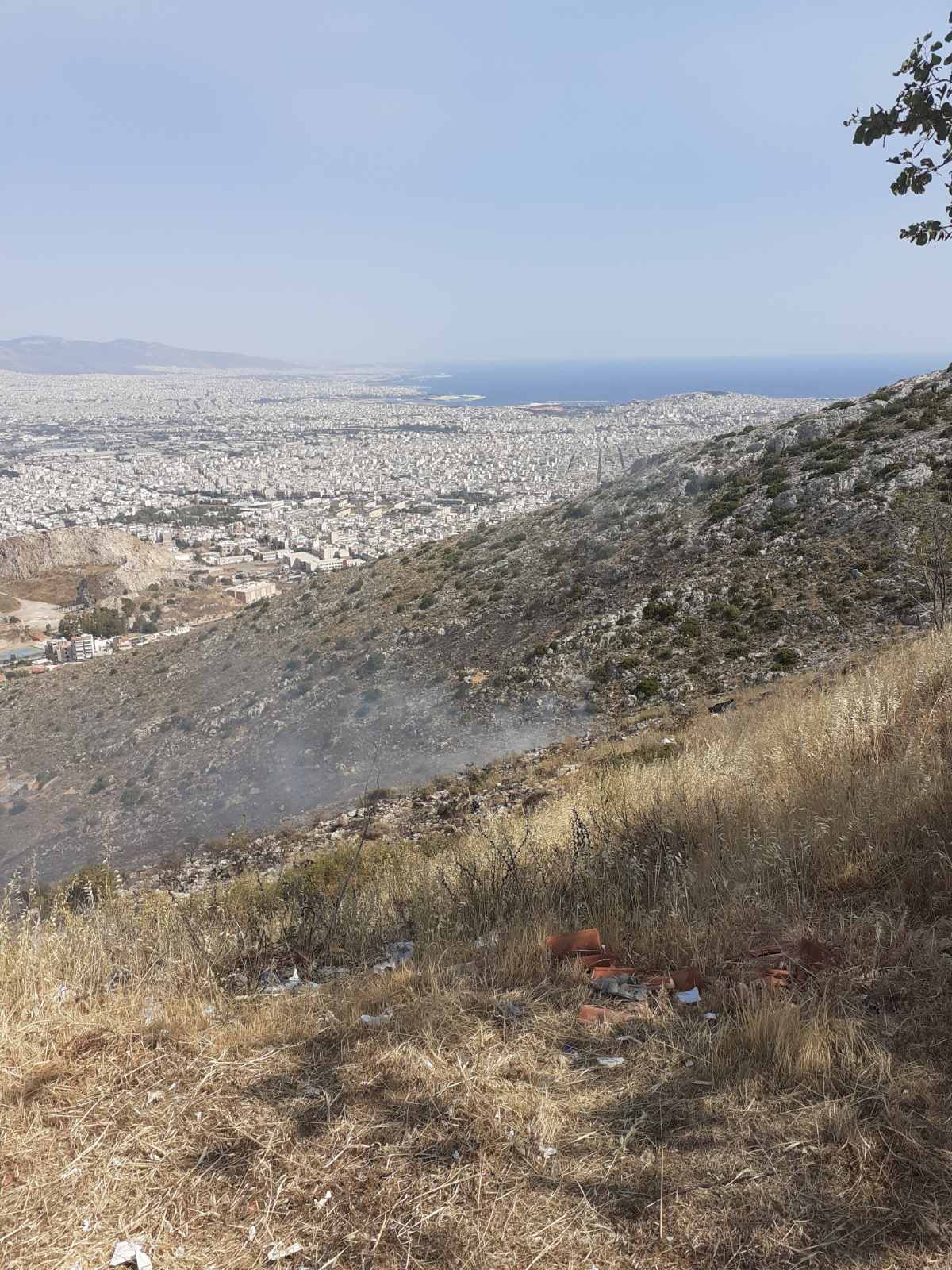 Μεγάλη μάχη με τις φλόγες στο όρος Αιγάλεω 12 Μεγάλη μάχη με τις φλόγες στο όρος Αιγάλεω 11