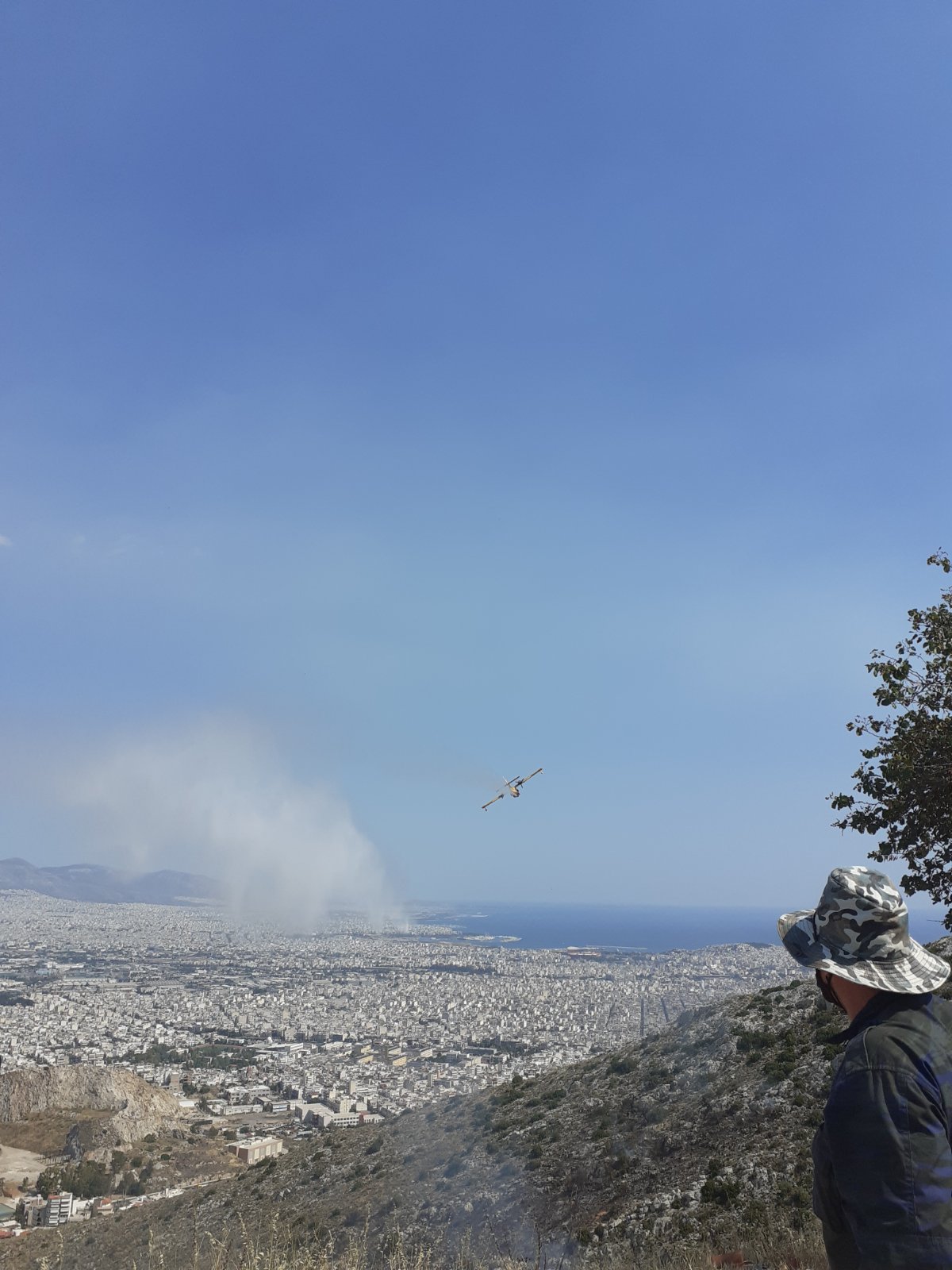 Μεγάλη μάχη με τις φλόγες στο όρος Αιγάλεω 6 Μεγάλη μάχη με τις φλόγες στο όρος Αιγάλεω 5
