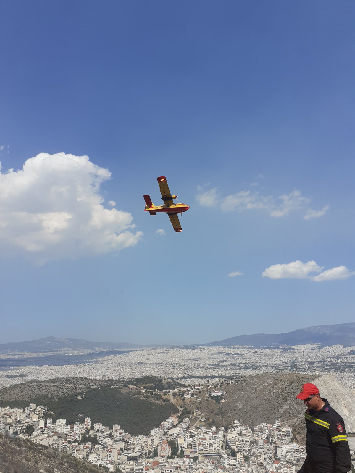Μεγάλη μάχη με τις φλόγες στο όρος Αιγάλεω 8 Μεγάλη μάχη με τις φλόγες στο όρος Αιγάλεω 7