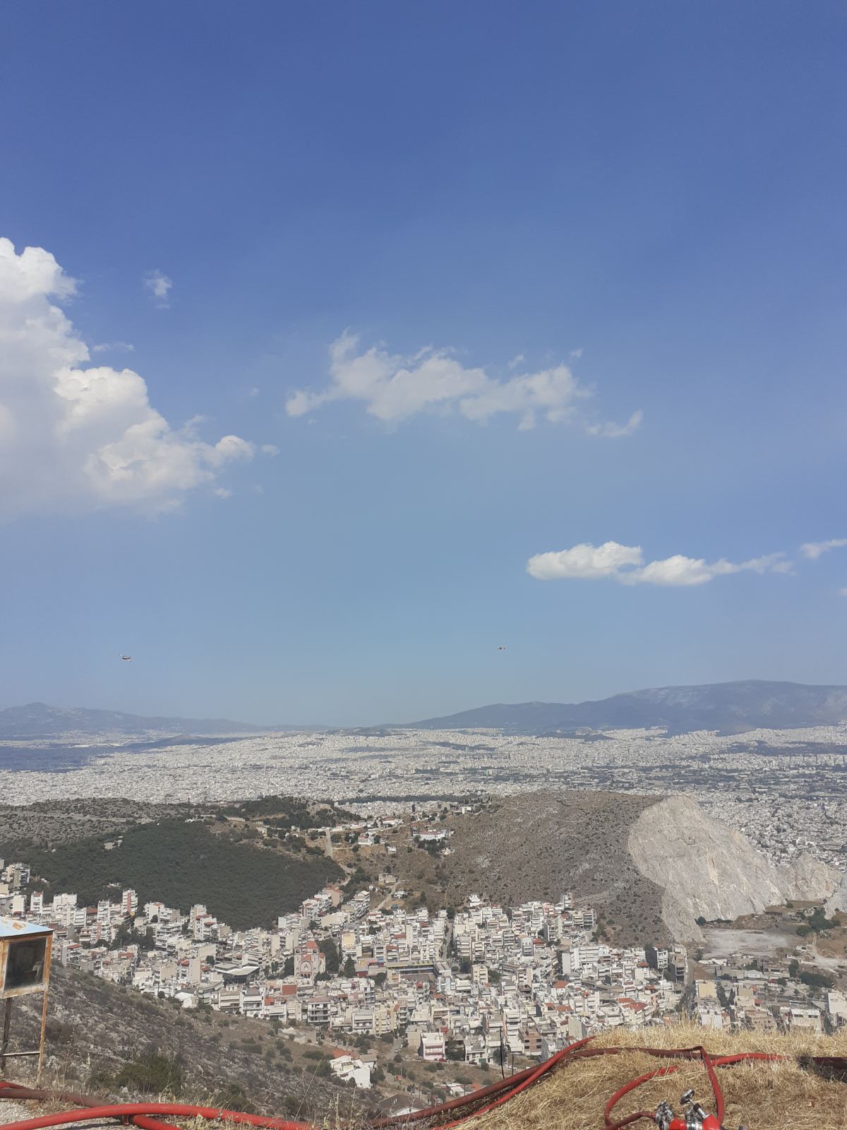 Μεγάλη μάχη με τις φλόγες στο όρος Αιγάλεω 10 Μεγάλη μάχη με τις φλόγες στο όρος Αιγάλεω 9