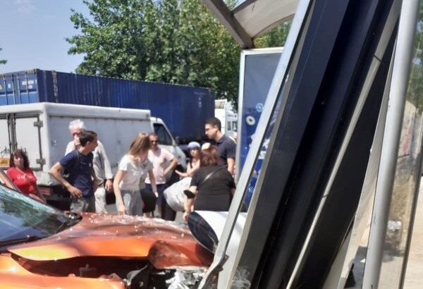 Πανικός - Ι.Χ. έπεσε σε στάση λεωφορείου στο Παλατάκι! 15