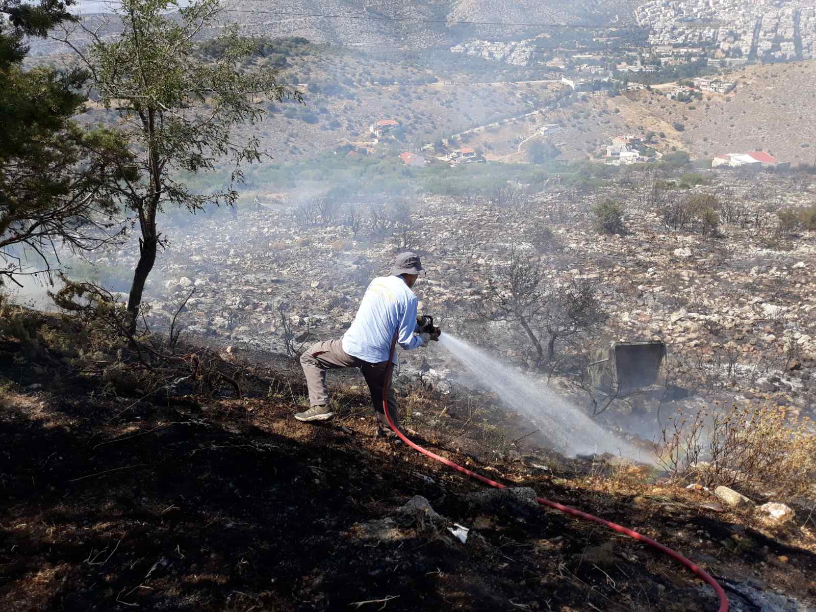 Εντυπωσιακές εικόνες από τη μάχη με τις φλόγες στο όρος Αιγάλεω 12 Εντυπωσιακές εικόνες από τη μάχη με τις φλόγες στο όρος Αιγάλεω 11