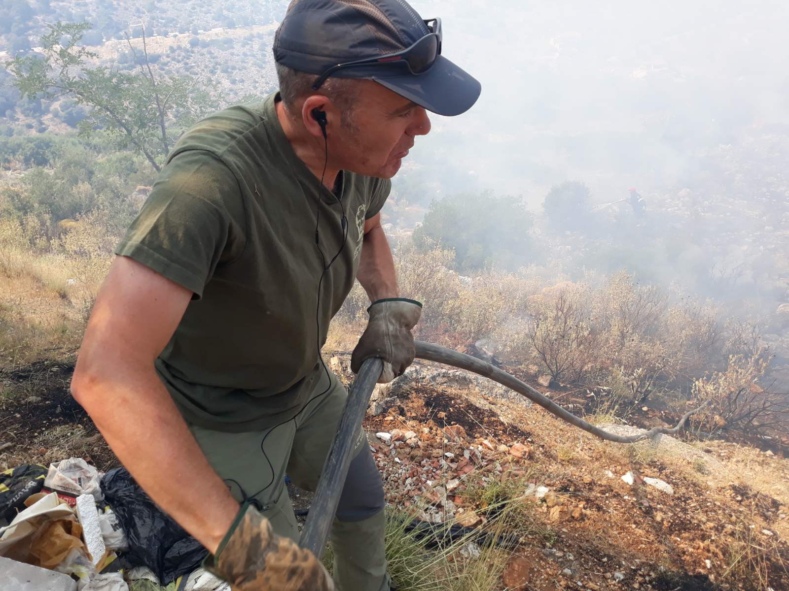 Εντυπωσιακές εικόνες από τη μάχη με τις φλόγες στο όρος Αιγάλεω 8 Εντυπωσιακές εικόνες από τη μάχη με τις φλόγες στο όρος Αιγάλεω 7