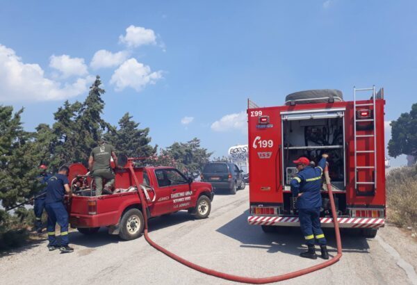 Φωτιά στον Ασπρόπυργο, ισχυροί οι άνεμοι - Συναγερμός στην Πυροσβεστική 15