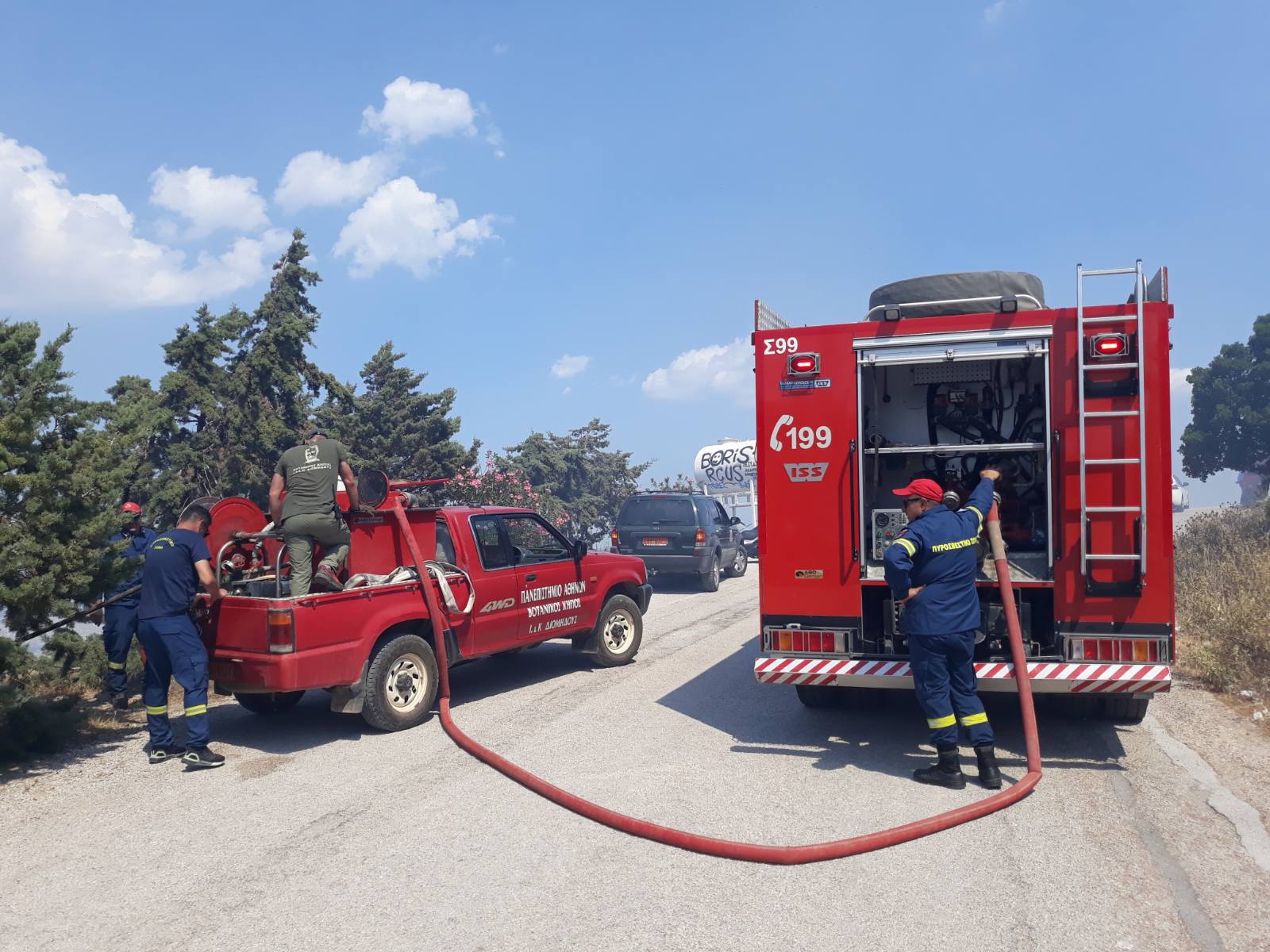 Εντυπωσιακές εικόνες από τη μάχη με τις φλόγες στο όρος Αιγάλεω 6 Εντυπωσιακές εικόνες από τη μάχη με τις φλόγες στο όρος Αιγάλεω 5
