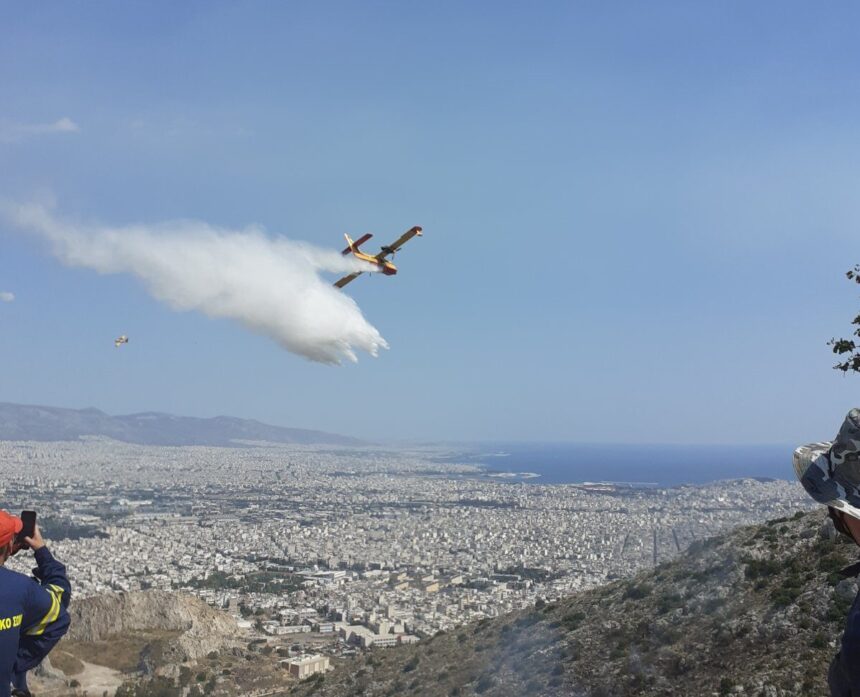 Μεγάλη μάχη με τις φλόγες στο όρος Αιγάλεω 2 Μεγάλη μάχη με τις φλόγες στο όρος Αιγάλεω 1
