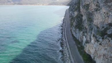 Βρέχει βράχια, με ευθύνη των οδηγών η διέλευση στον δρόμο Αλεποχώρι - Ψάθα 18