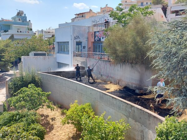 Ενώ η Αττική φλέγεται, κτήριο του ΟΑΕΔ το άφησαν μπαρουταποθήκη ανάμεσα στα σπίτια! - Βίντεο 2 Ενώ η Αττική φλέγεται, κτήριο του ΟΑΕΔ το άφησαν μπαρουταποθήκη ανάμεσα στα σπίτια! - Βίντεο 1
