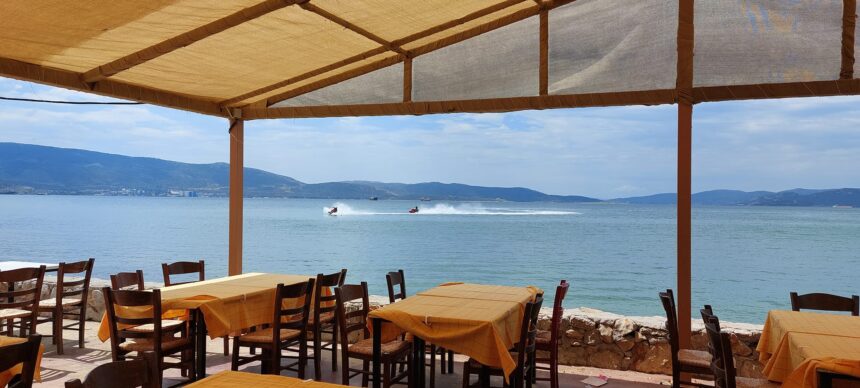 Το ταβερνάκι δίπλα στο κύμα, είναι η ταβέρνα του Μιχάλη και δεν φαντάζεσαι πόσο κοντά σου είναι! 1