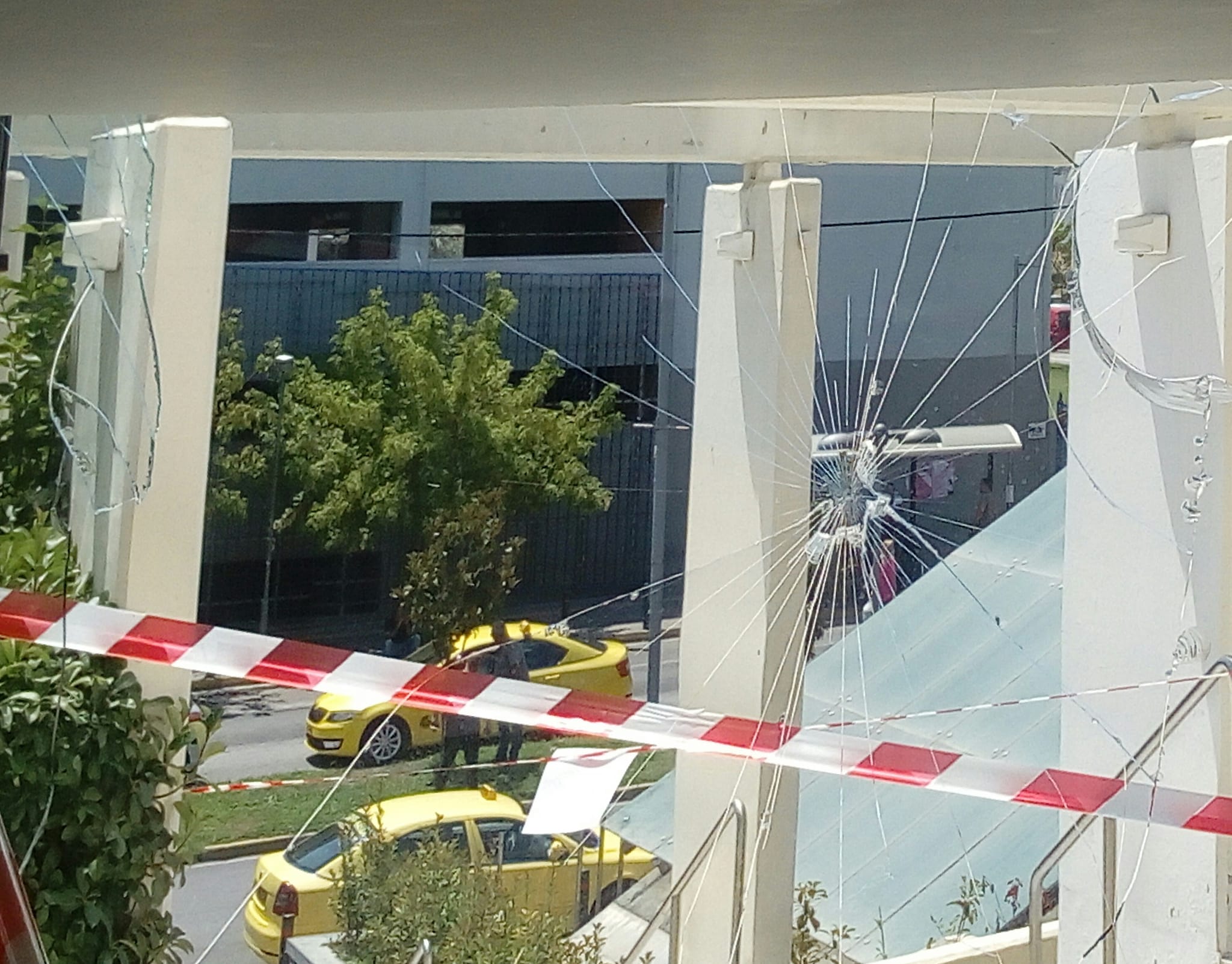 Έρευνα για τον βανδαλισμό στο Δημαρχείο Αιγάλεω 2 Έρευνα για τον βανδαλισμό στο Δημαρχείο Αιγάλεω 1