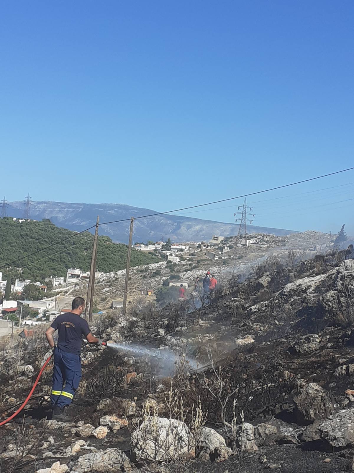 Οριοθετήθηκε η φωτιά στο βουνό, κάψιμο καλωδίων η αιτία 4 Οριοθετήθηκε η φωτιά στο βουνό, κάψιμο καλωδίων η αιτία 3