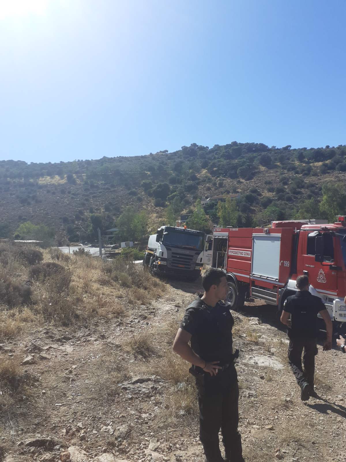 Οριοθετήθηκε η φωτιά στο βουνό, κάψιμο καλωδίων η αιτία 8 Οριοθετήθηκε η φωτιά στο βουνό, κάψιμο καλωδίων η αιτία 7