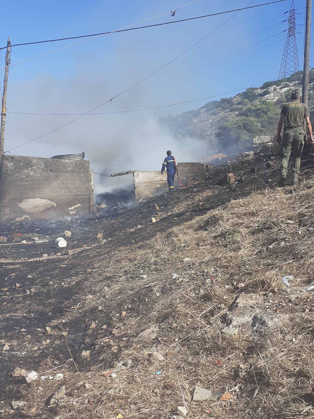 Οριοθετήθηκε η φωτιά στο βουνό, κάψιμο καλωδίων η αιτία 16 Οριοθετήθηκε η φωτιά στο βουνό, κάψιμο καλωδίων η αιτία 15