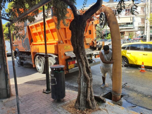 Έρευνα για την αφόρητη δυσοσμία σε φρεάτια της Καραϊκάκη - Στα ίχνη του "ενόχου" 2 Έρευνα για την αφόρητη δυσοσμία σε φρεάτια της Καραϊκάκη - Στα ίχνη του "ενόχου" 1