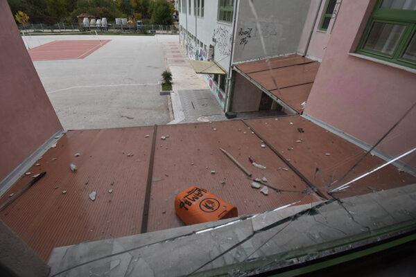 2ο Λύκειο, απελπισία γονέων: Στα σπασμένα τζάμια βάζουν λαμαρίνες! 3 τζάμια