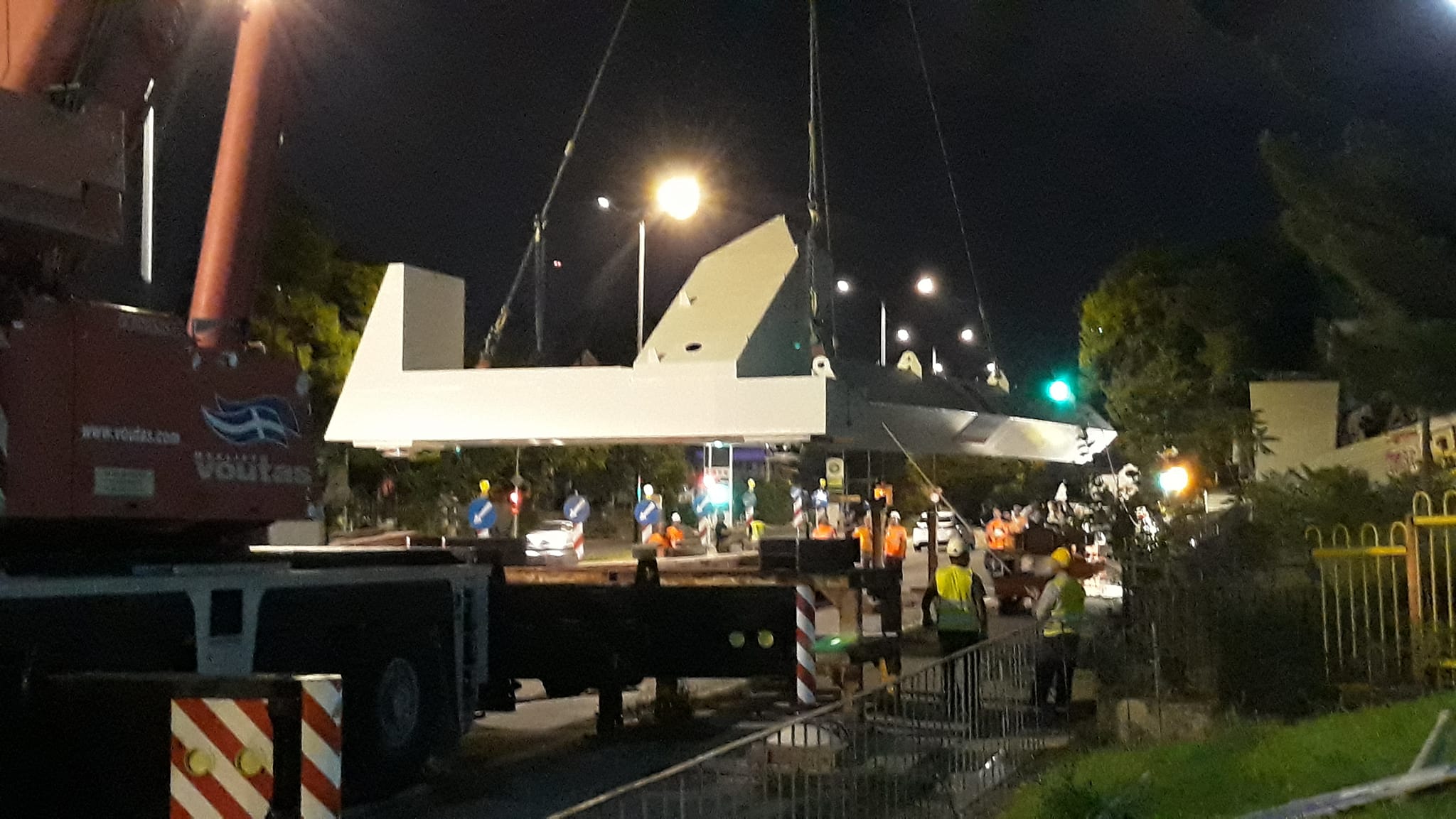 Σε εξέλιξη η μεγάλη επιχείρηση μεταφοράς σιδερένιων κομματιών της πεζογέφυρας στο Δάσος 4 Σε εξέλιξη η μεγάλη επιχείρηση μεταφοράς σιδερένιων κομματιών της πεζογέφυρας στο Δάσος 3