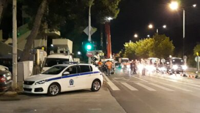 Σε εξέλιξη η μεγάλη επιχείρηση μεταφοράς σιδερένιων κομματιών της πεζογέφυρας στο Δάσος 32