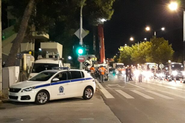 Σε εξέλιξη η μεγάλη επιχείρηση μεταφοράς σιδερένιων κομματιών της πεζογέφυρας στο Δάσος 19