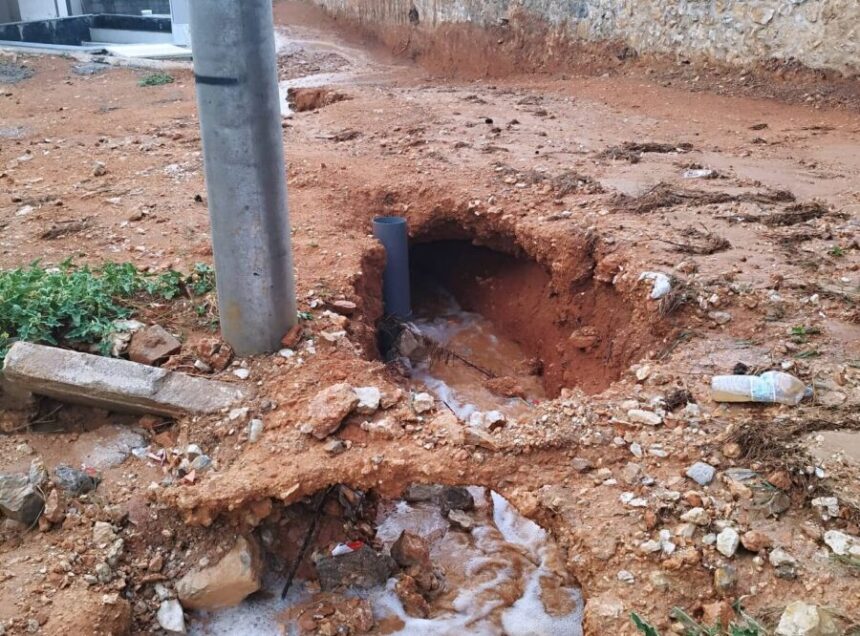 "Πνιγόμαστε στη λάσπη" - Κραυγή αγωνίας από το Χαϊδάρι, ενόσω τα αντιπλημμυρικά τα παράσυρε το ρέμα... 1