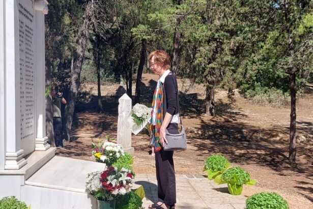 Για πρώτη φορά εκπρόσωπος της Γερμανίας στο μνημόσυνο των εκτελεσθέντων ηρώων στον Διομήδειο Κήπο - Βίντεο 7