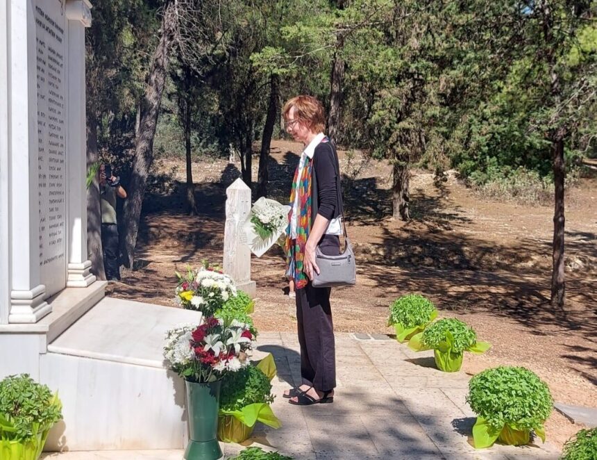 Για πρώτη φορά εκπρόσωπος της Γερμανίας στο μνημόσυνο των εκτελεσθέντων ηρώων στον Διομήδειο Κήπο - Βίντεο 1