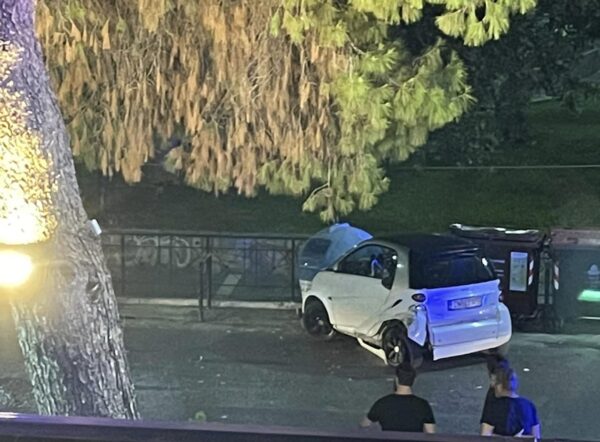 Γερό τρακάρισμα στην Καραϊσκάκη τα ξημερώματα 4 Γερό τρακάρισμα στην Καραϊσκάκη τα ξημερώματα 3