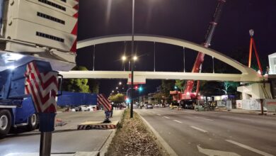 Καλορίζικη! Καρέ καρέ η εντυπωσιακή ανύψωση της πεζογέφυρας των 94 τόνων πάνω από τη Λ. Αθηνών 21