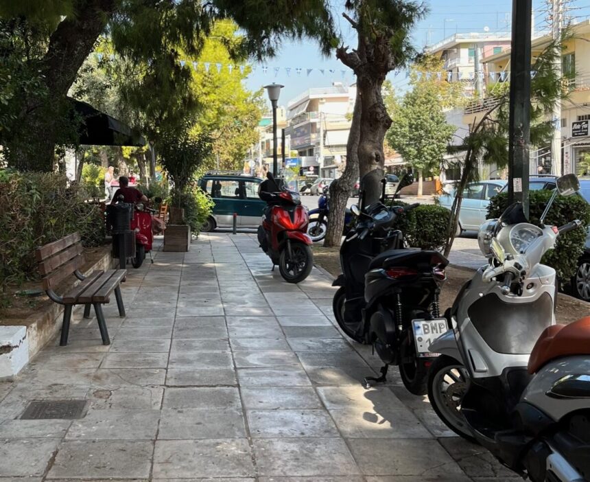 Τραπεζάκια, μηχανάκια, αν δεν σ' αρέσει, κάτσε σπίτι σου... 1