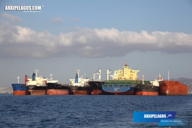 Κόλπος Ελευσίνας 1975, απίστευτος συνωστισμός πλοίων - Φιλμ αρχείου 11