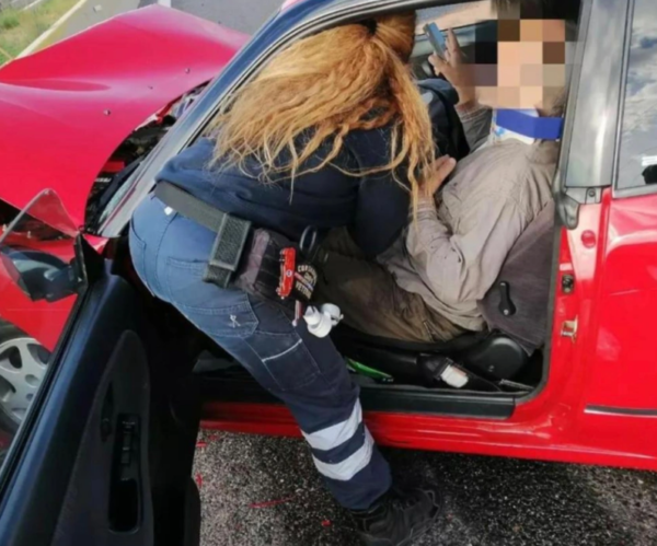 Εθνικό Οδός, έξοδος Μάνδρας: Διπλό τροχαίο γιατί ηλικιωμένη μπήκε στο αντίθετο ρεύμα! 4 Εθνικό Οδός, έξοδος Μάνδρας: Διπλό τροχαίο γιατί ηλικιωμένη μπήκε στο αντίθετο ρεύμα! 3