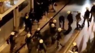 Περιστέρι: "Εκτός υπηρεσίας" ο άνδρας των ΜΑΤ που επιτέθηκε σε οπαδούς του Άρη 25