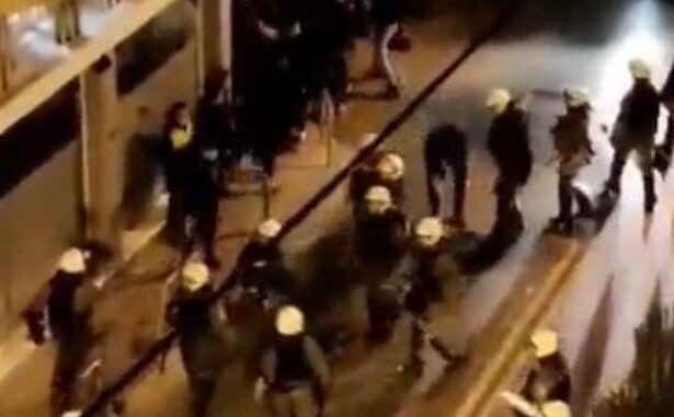 Περιστέρι: "Εκτός υπηρεσίας" ο άνδρας των ΜΑΤ που επιτέθηκε σε οπαδούς του Άρη 27