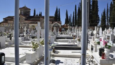 Νίκαια: Έσπασαν δεκάδες οστεοφυλάκια στο Γ΄ Νεκροταφείο - Πήραν και οστά 1