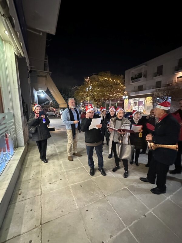 Γιορταστική ατμόσφαιρα στο Χαϊδάρι την παραμονή της Πρωτοχρονιάς 6 Γιορταστική ατμόσφαιρα στο Χαϊδάρι την παραμονή της Πρωτοχρονιάς 5