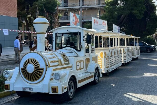 Ξεκίνησε δρομολόγια το χριστουγεννιάτικο τρενάκι 23