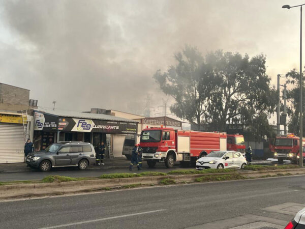 Φωτιά σε εργοστάσιο πολυεστερικών στον Ασπρόπυργο - Μήνυμα του 112 4 Φωτιά σε εργοστάσιο πολυεστερικών στον Ασπρόπυργο - Μήνυμα του 112 3