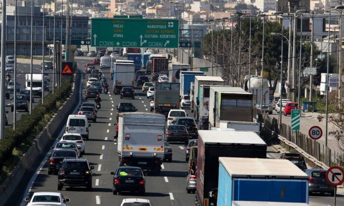 Φεύγουν όλες οι εταιρίες μεταφορών από τον Βοτανικό - Χιλιάδες φορτηγά λιγότερα στον Κηφισό 2 Φεύγουν όλες οι εταιρίες μεταφορών από τον Βοτανικό - Χιλιάδες φορτηγά λιγότερα στον Κηφισό 1