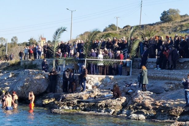 Με κατάνυξη και λαμπρότητα ο Αγιασμός των Υδάτων στην Ακτή Σκαραμαγκά - Βίντεο 3