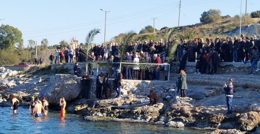 Με κατάνυξη και λαμπρότητα ο Αγιασμός των Υδάτων στην Ακτή Σκαραμαγκά - Βίντεο 1