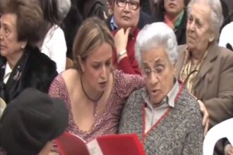 Όταν η Δόμνα Σαμίου τραγούδησε στο Χαϊδάρι τα τολμηρά "Αποκριάτικα"! 23