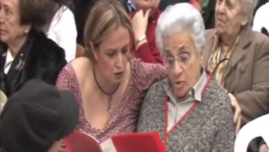 Όταν η Δόμνα Σαμίου τραγούδησε στο Χαϊδάρι τα τολμηρά "Αποκριάτικα"! 19