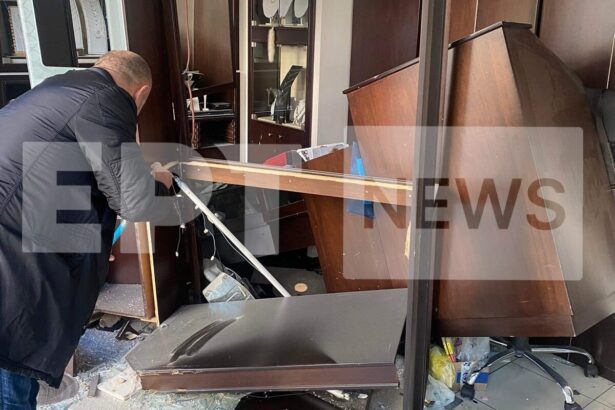 Μπούκαραν με αυτοκίνητο σε κοσμηματοπωλείο στο Αιγάλεω 15
