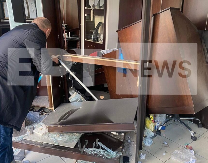 Μπούκαραν με αυτοκίνητο σε κοσμηματοπωλείο στο Αιγάλεω 1