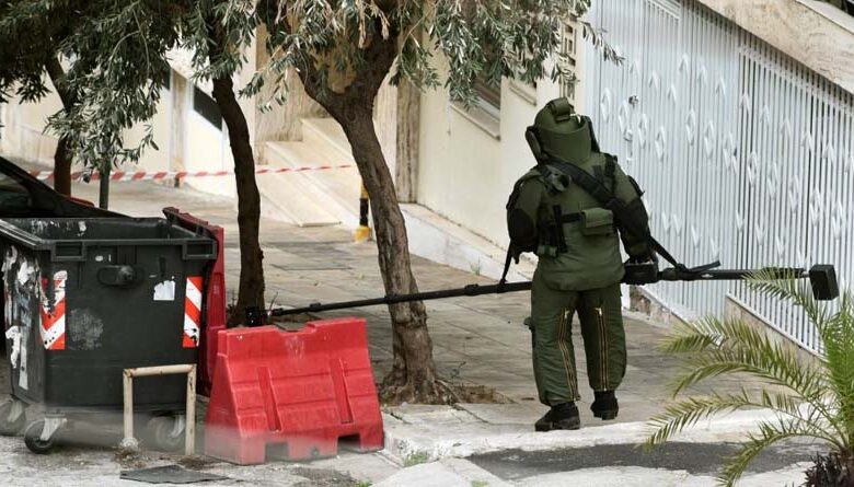 Περιστέρι: Επιχείρηση του στρατού για απομάκρυνση χειροβομβίδας 2 Περιστέρι: Επιχείρηση του στρατού για απομάκρυνση χειροβομβίδας 1