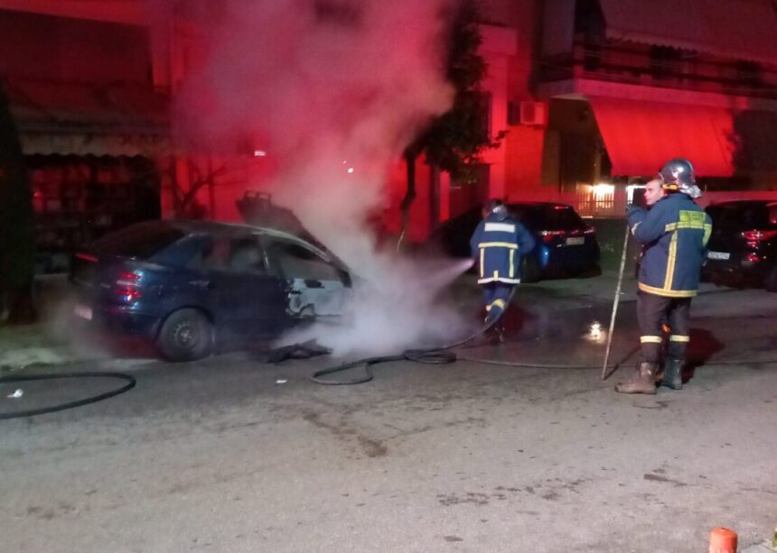 Στις φλόγες τα ξημερώματα αυτοκίνητο στο Δάσος 1