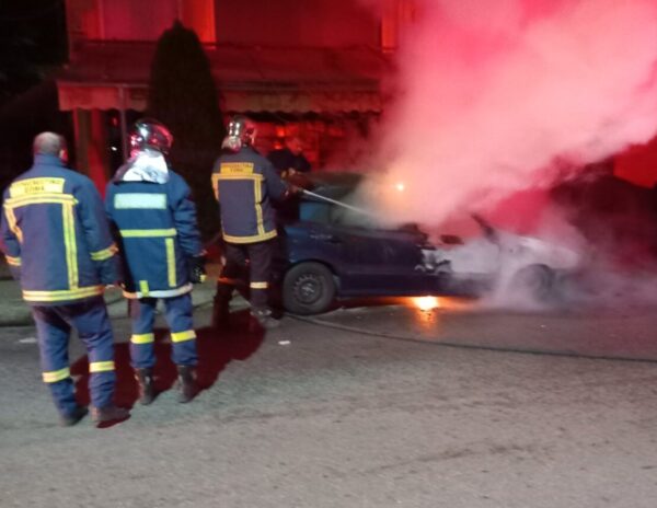 Στις φλόγες τα ξημερώματα αυτοκίνητο στο Δάσος 4 Στις φλόγες τα ξημερώματα αυτοκίνητο στο Δάσος 3