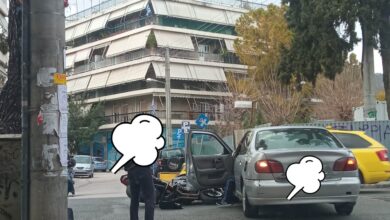 Σύγκρουση μηχανής με ΙΧ στην Καραϊσκάκη 21