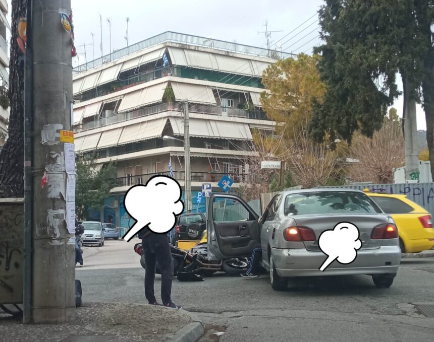 Σύγκρουση μηχανής με ΙΧ στην Καραϊσκάκη 1